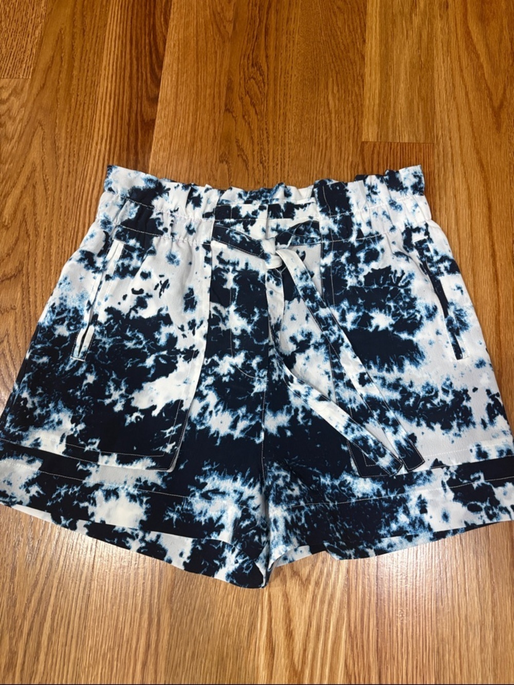 Sanctuary women’s  Tie-Dye Paperbag Shorts blue white high waist self tie Small
